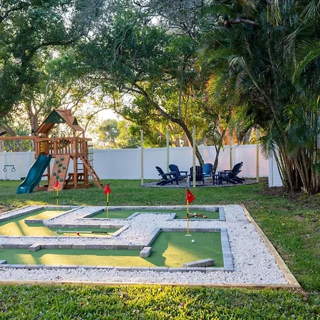 1 Mile To Honeymoon Island ~Heated Pool ~Putt Putt Villa